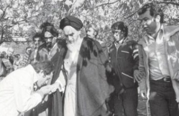 درنگی بر استبداد دینی مقایسه ای میان اندرزنامه اردشیر و قانون اساسی خمینی