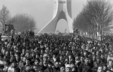 نهضة اقتصاد الثورة الإيرانية.. دراسة المسبِّبات الهيكلية للإخفاق