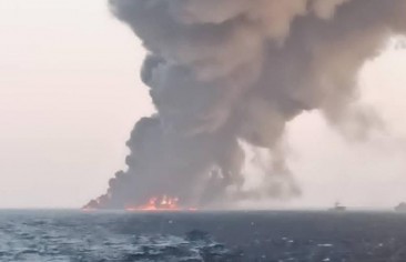 غرق سفينة «خارك» يبدِّدُ حلم إيران في التحول إلى قوة بحرية في «المياه الزرقاء»