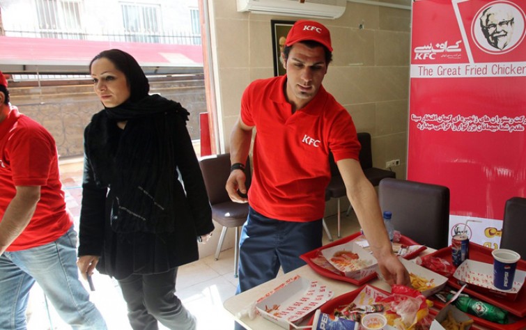 الشباب الإيراني بين أيديولوجية الثورة وثقافة الـ”ماكدونالدز”