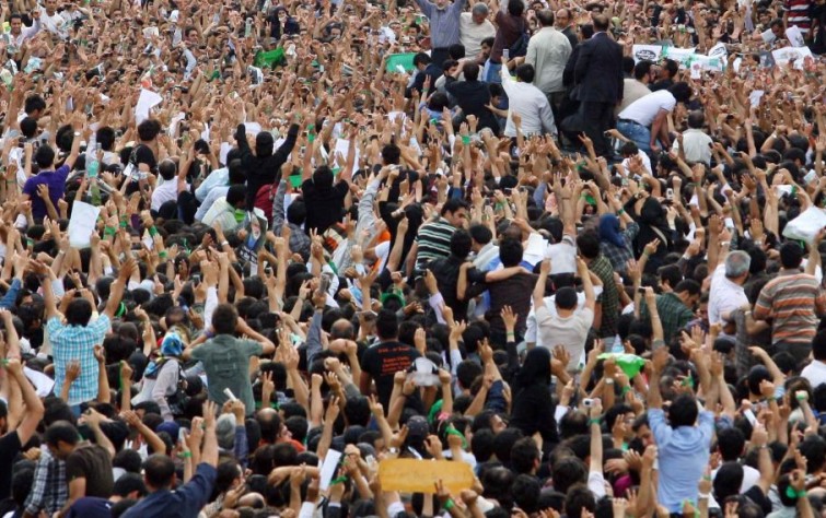 ما بين الاحتجاجات والمؤامرة… إيران إلى أين؟
