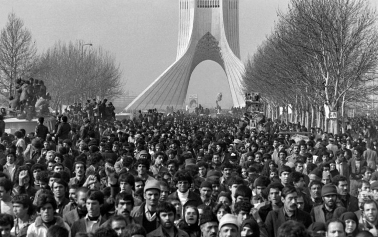 نهضة اقتصاد الثورة الإيرانية.. دراسة المسبِّبات الهيكلية للإخفاق