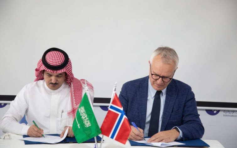 رصانة يوقع مذكرة تفاهم مع وفد معهد أبحاث السلام أوسلو «بريو»