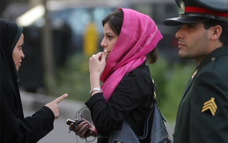 القلق من تجدد الاحتجاجات..هل سيتراجع النظام الإيراني عن فرض الحجاب الإلزامي؟