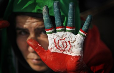 “إيران” تستقطب الشباب بالشعارات الوطنية بعد فشل الشعارات الدينية