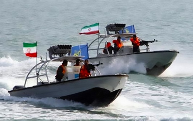 زوارق بحرية إيرانية تهدّد قائد الحرب على داعش