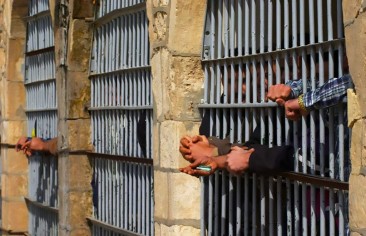 إذاعة فردا: السجناء في إيران يعاملون كالحيوانات