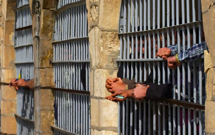 إذاعة فردا: السجناء في إيران يعاملون كالحيوانات