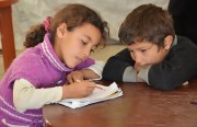 التحقير يدفع الأطفال الافغان في إيران إلى هجر المدارس