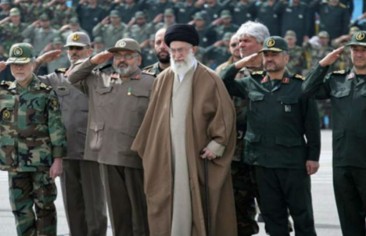 مقارنة بين وضع الحرس الثوري والجيش في بنية النظام الإيراني