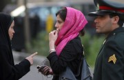 شرطة الأخلاق والمرأة الإيرانيّة: حراسة للفضيلة أم تسويغ للعنف؟