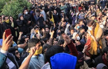 الإيرانيون يتظاهرون أمام حوزة رجال الدين… قراءة في السياقات والدلالات