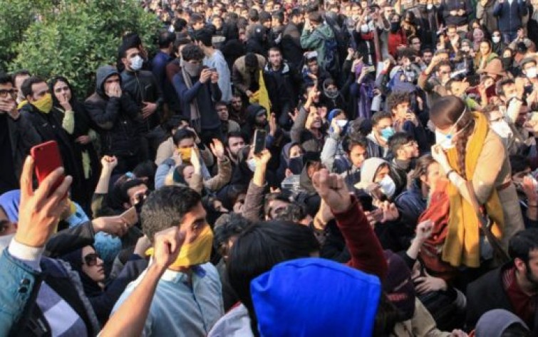 الإيرانيون يتظاهرون أمام حوزة رجال الدين… قراءة في السياقات والدلالات