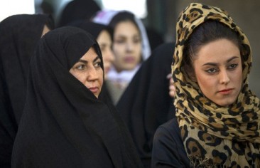 الحجاب في إيران بين ثنائية الأيديولوجيا والسياسة
