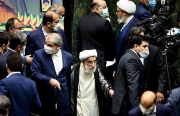 رقم قياسي لوفيات «كورونا» في إيران ورئيسي لم يتحدَّث عن الفيروس يوم تنصيبه.. واعتقال 300 شخص في خوزستان ونقابة المعلِّمين تحتجّ على تقييد الإنترنت