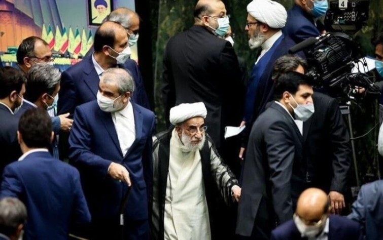 رقم قياسي لوفيات «كورونا» في إيران ورئيسي لم يتحدَّث عن الفيروس يوم تنصيبه.. واعتقال 300 شخص في خوزستان ونقابة المعلِّمين تحتجّ على تقييد الإنترنت