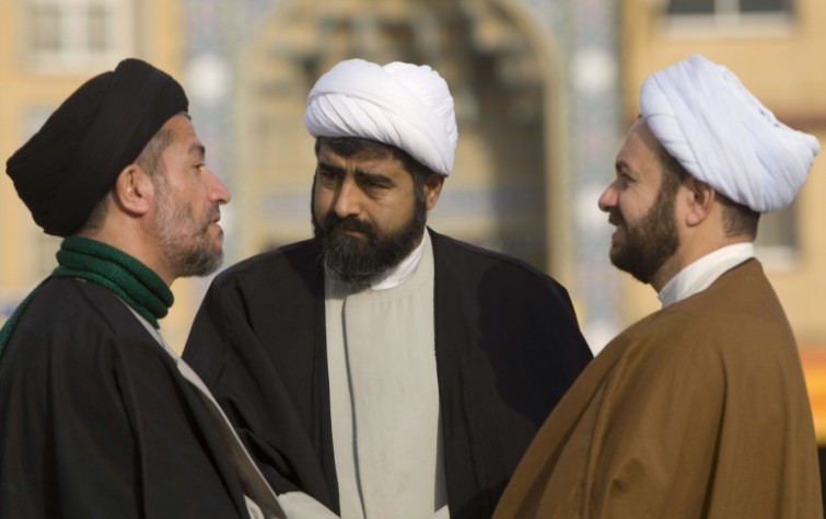 اللاهوت السياسي الشيعي وأزمة الشرعية في إيران