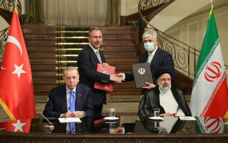 إيران وتركيا توقعان على وثائق تعاون ثنائي..￼￼￼￼ وأرنست: تصريحات طهران حول القنبلة الذرية جرس إنذار لإدارة بايدن
