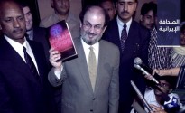 منظمات سياسية إيرانية بالخارج تدين الاعتداء على سلمان رشدي.. وتمديد أمر اعتقال عالم اجتماع إيراني للمرة الرابعة