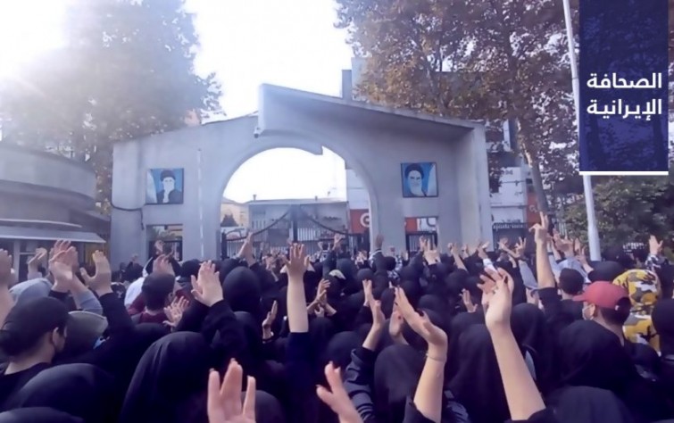 تزايُد اعتقال الطلاب بالتزامن مع توسُّع نطاق الاحتجاجات بالجامعات الإيرانية.. و«هرانا»: مقتل 459 شخصًا خلال الاحتجاجات 