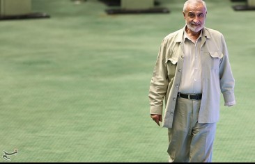 محكمة ساري تصدر حكمين بإعدام محتج إيراني مراهق.. والنائب الإيراني نادران يستقيل من عضوية البرلمان