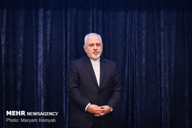 برلمانيٌ إيراني: ظريف يُريد إخفاء أخطائه تحتَ راية المرشد