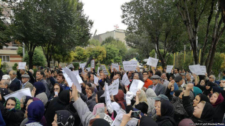 تجمهُر مجموعة من المعلِّمين المتقاعدين احتجاجًا على عدم استلام المساكن 
