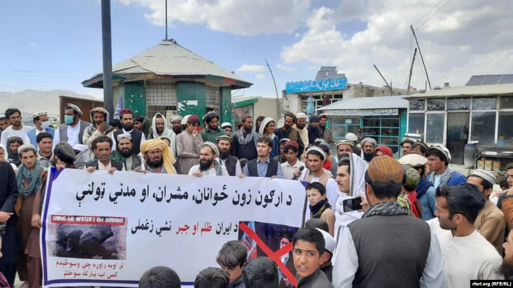  أفغانٌ-يحتجُّون-أمام-السفارة-الإيرانية-في-لندن..-ونائبةٌ-أفغانية-طهران-أغرقتنا-وأحرقتنا.