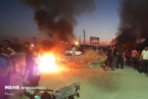 سُكّان قريةٍ في الأحواز يقطعون طريقَ خرمشهر احتجاجًا على انقطاع المياه