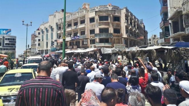 متظاهرون مناهضون للحكومة السورية يطالبون بطرد القوّات المدعومة من إيران