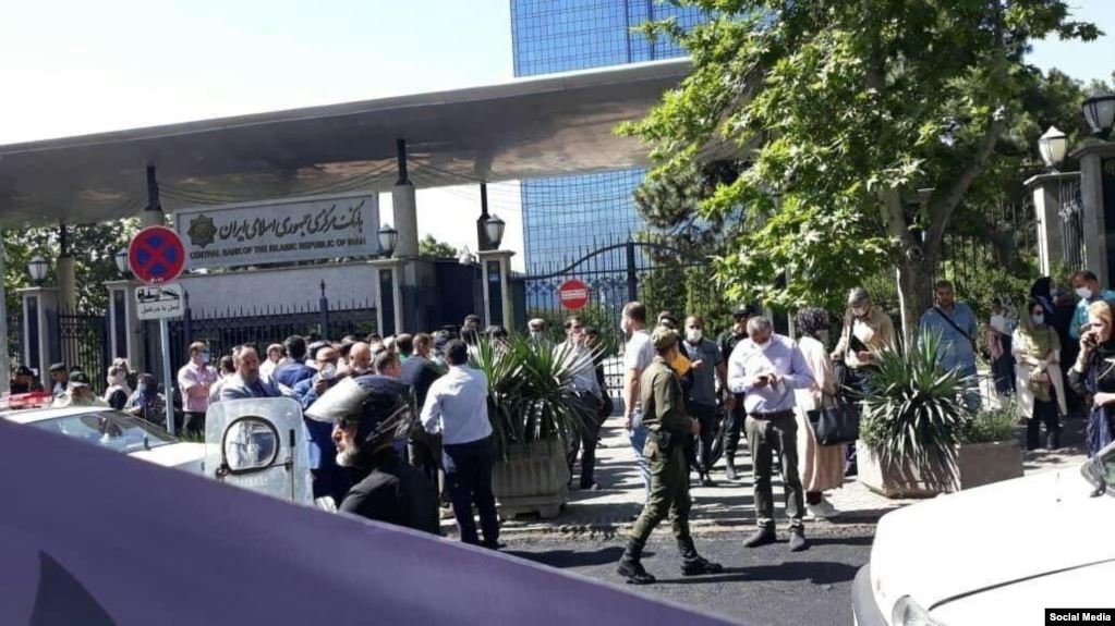مظاهرة-أمام-البنك-المركزي-الإيراني-ضد-الاختلاس-وعدم-الكفاءة