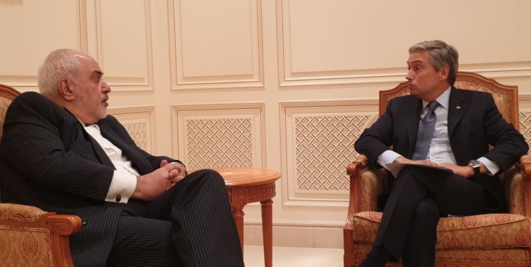 وزير الخارجية الإيراني محمد جواد ظريف خلال اتصالٍ هاتفي مع وزير الخارجية الكندي فرانسوا فيليب شامبان