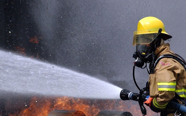 احتواء حريق في شركة بتروكيماويات ونشوب آخر في ميدان فردوسي بطهران