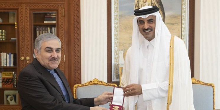 أمير قطر يودِّع السفير الإيراني سبحاني بـ «وسام الوجبة»