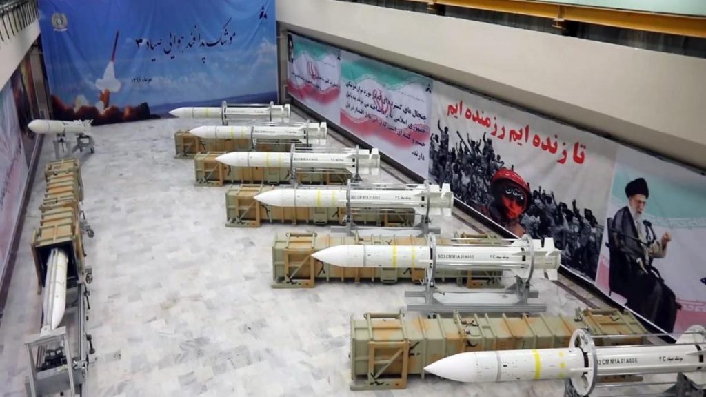 عقوبات أمريكية على 20 فردًا وكيانًا مرتبطين ببرامج إيران النووية والصاروخية