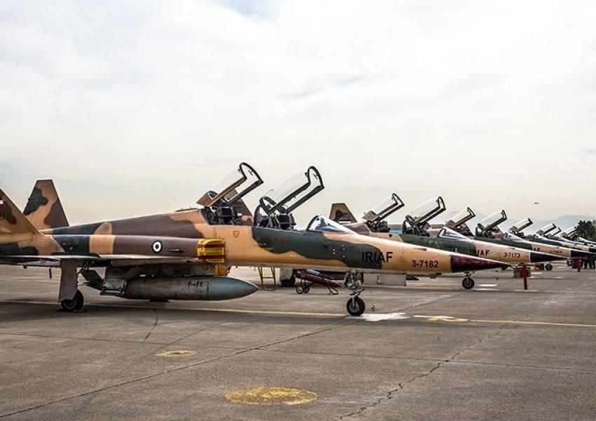 القوّات الجوِّية الإيرانية تجري مناورات بطائرات عمرها 50 و60 عامًا