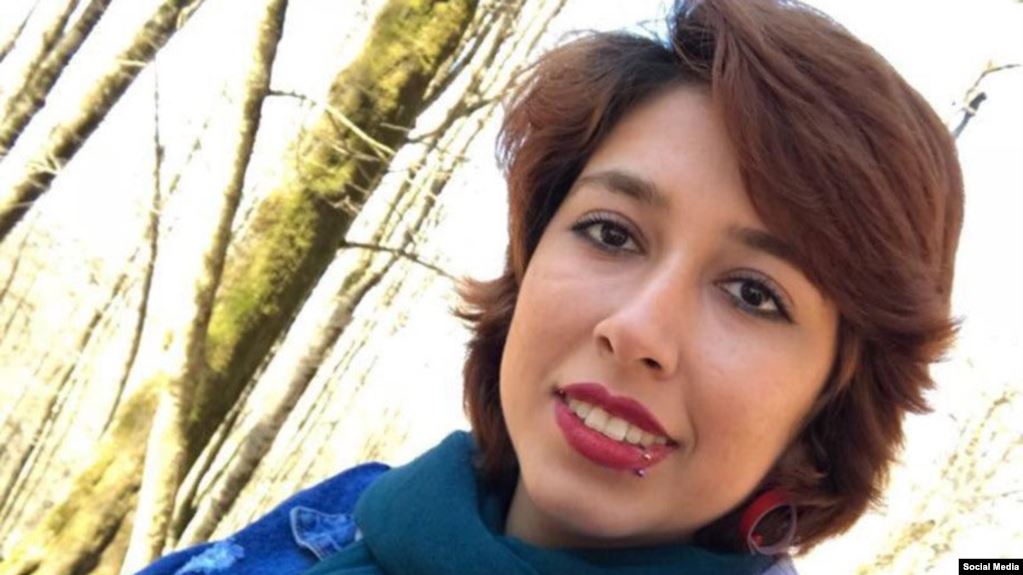 سجن ناشطة 24 عامًا لسيرها دون حجاب.. ونقل معتقلة كردية خاطت شفتيها للانفرادي