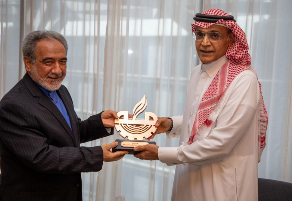 القنصل الإيراني في حسن زرنغار مع رئيس الغرفة التجارية في مكة المكرمة عبد الله صالح كامل